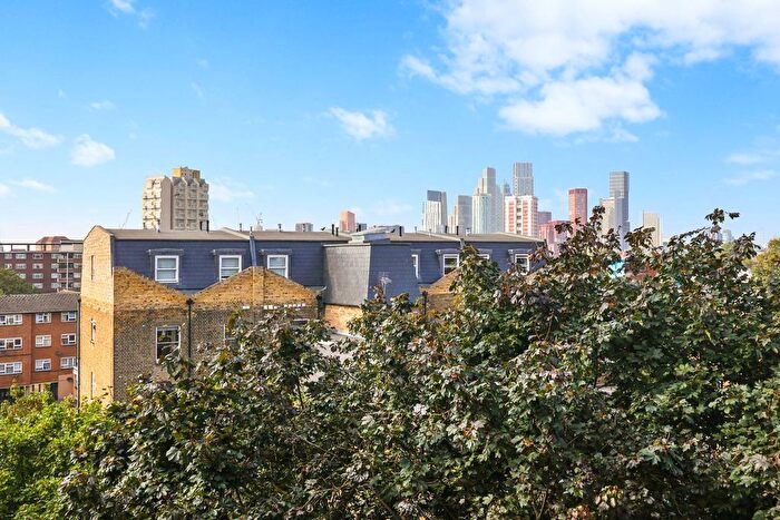 4 Bedroom Flat To Rent In Cassell House, Stockwell, London, SW9