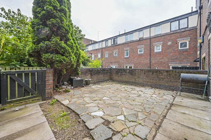 3 Bedroom Flat To Rent In Crofts Street, Tower Hamlets, London, E1