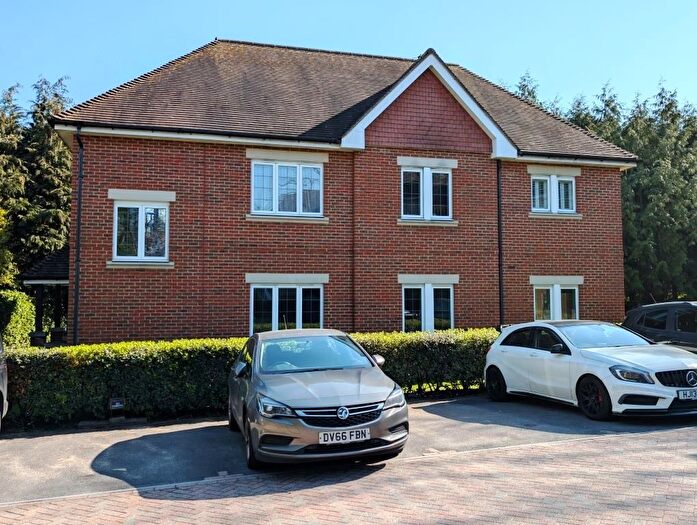 2 Bedroom Flat For Sale In Hill View, Dorking, RH4