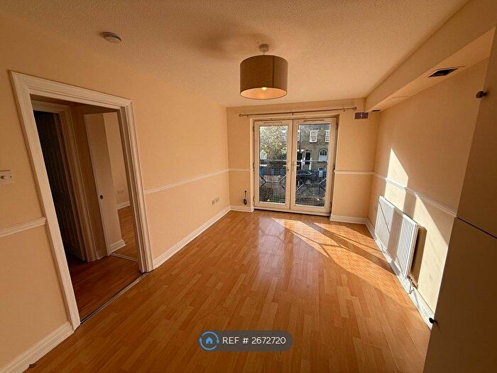 2 Bedroom Flat To Rent In Melville Court, London, SE8