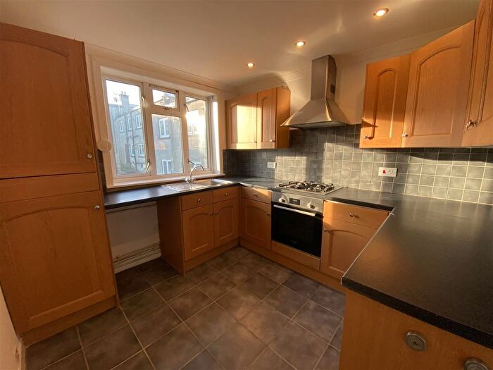 3 Bedroom Flat To Rent In Firbank Road, Perth, PH1