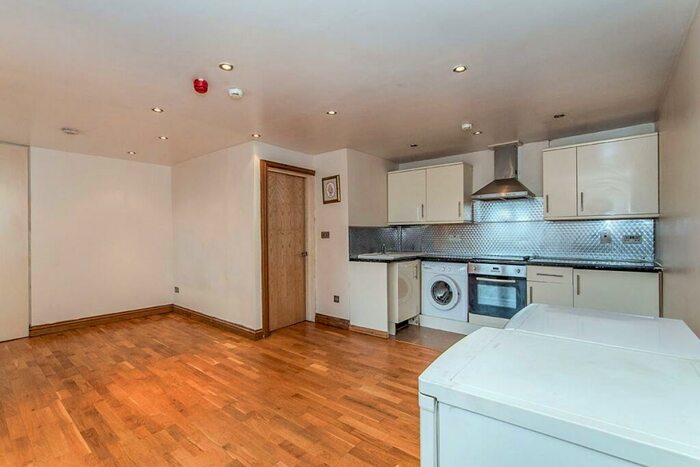 Flat To Rent In New Road, Gravesend, Kent, DA11