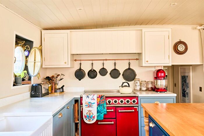4 Bedroom House Boat To Rent In Clove Hitch Quay, Battersea, SW11