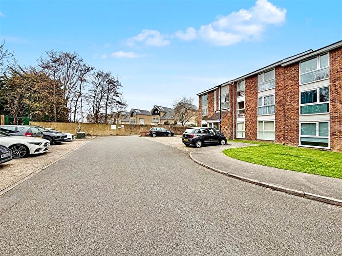 2 Bedroom Flat For Sale In Oakley Close, Isleworth, TW7