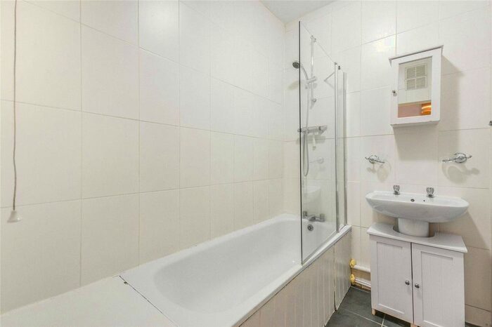 3 Bedroom Flat To Rent In Yukon Road, Balham, London, SW12