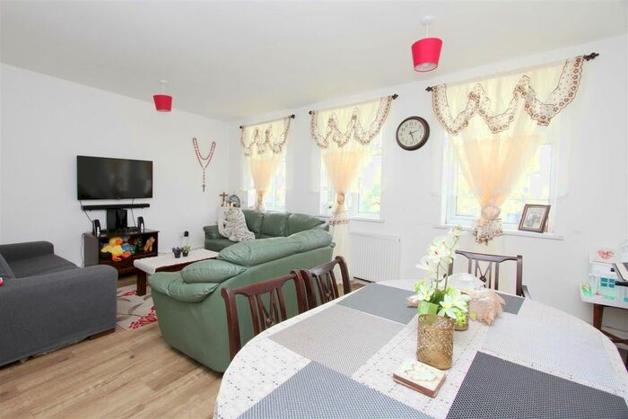 2 Bedroom Flat To Rent In Long Lane, Ickenham UB10