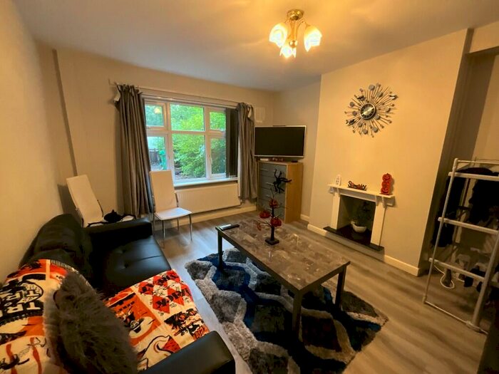 5 Bedroom Semi-Detached House To Rent In Woodside Road, Nottingham, Nottinghamshire, NG9