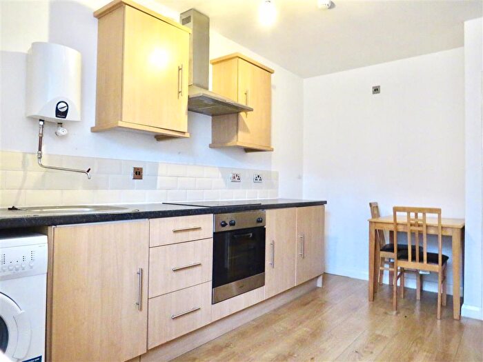 1 Bedroom Apartment To Rent In Common Road, Huddersfield, HD1