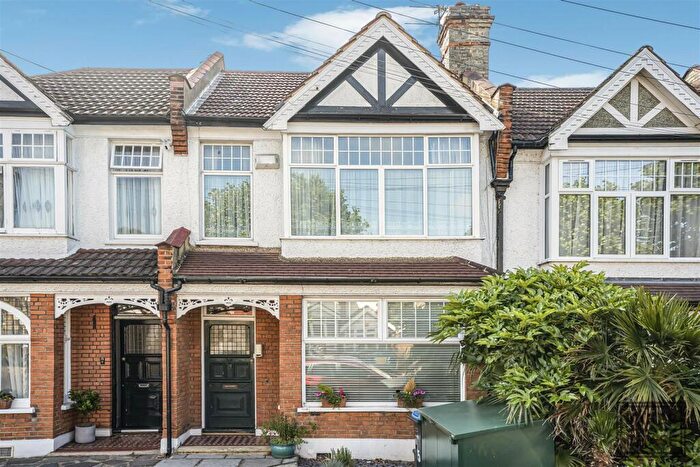 3 Bedroom Flat To Rent In Broomfield Avenue, London, N13