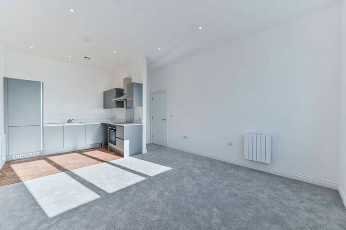 2 Bedroom Flat To Rent In The Grove, Streatham, London, SW16