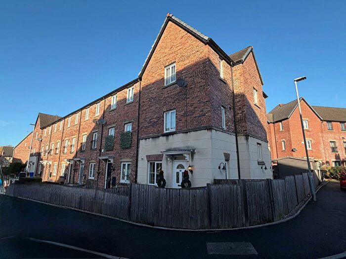 4 Bedroom End Terrace House For Sale In Foxwood Drive, Hyde, SK14