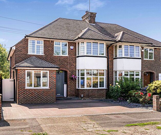 4 Bedroom Semi-detached House For Sale In Selwyn Drive, Hatfield, AL10
