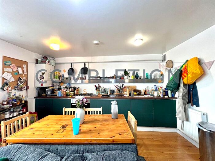 3 Bedroom Flat To Rent In Cannon Street Road, London, E1