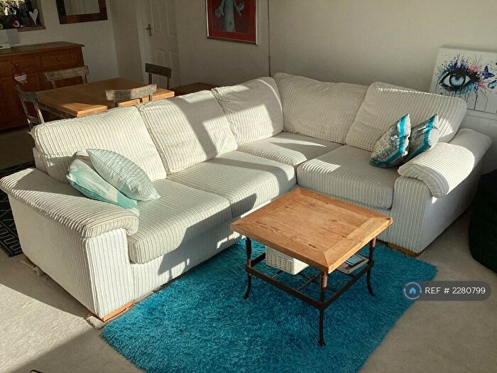 2 Bedroom Flat To Rent In Wray Common Road, Reigate, RH2