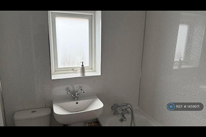 3 Bedroom End Of Terrace House To Rent In Southfield Road, Enfield, EN3