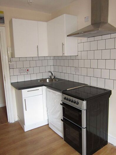 1 Bedroom Flat To Rent In Hammersmith Road, London, W14