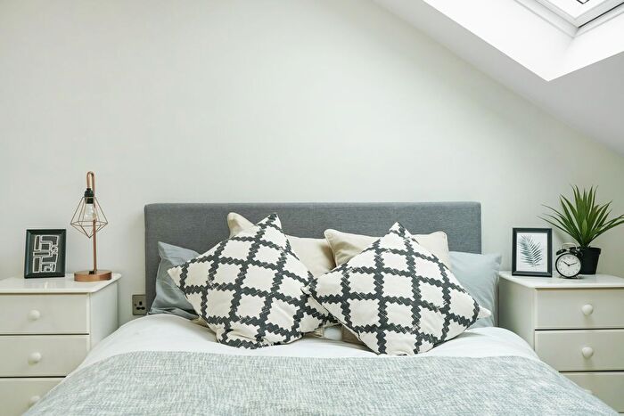 2 Bedroom Flat For Sale In Garratt Lane, Tooting Broadway, SW17