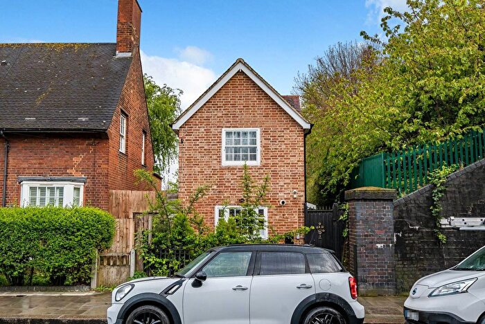 2 Bedroom Detached House To Rent In East Acton, East Acton, London, W12