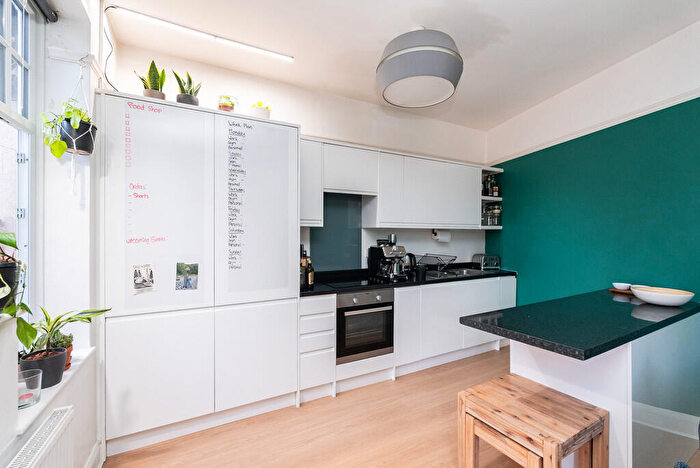 1 Bedroom Apartment For Sale In South Street, Dorking, RH4