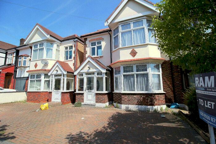 4 Bedroom Semi-Detached House To Rent In Bedroom House, Beattyville Gardens, Ilford, Greater London, IG6