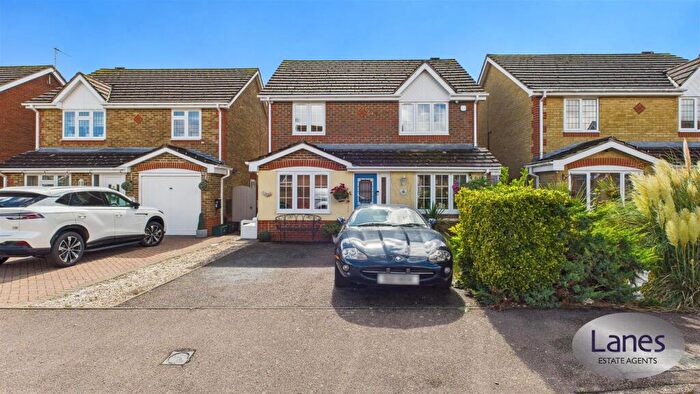 4 Bedroom Detached House For Sale In Dairyglen Avenue, Cheshunt, EN8