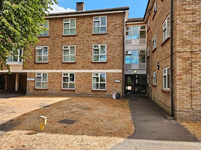 2 Bedroom Flat For Sale In Harrington Court, Hertford Heath, SG13