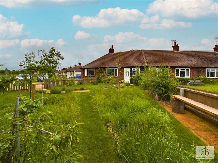 2 Bedroom Bungalow For Sale In Woodbridge Road, Sutton, IP12