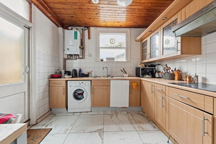 4 Bedroom Detached House To Rent In Brudenell Road, Tooting, London, SW17