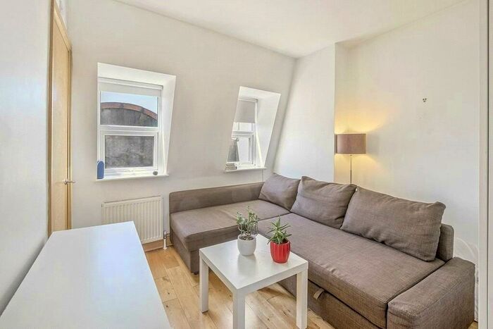 Apartment To Rent In High Road, London, N2