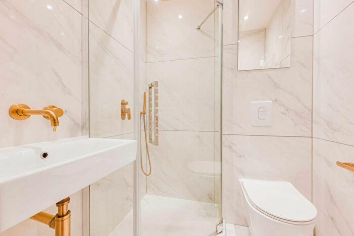 2 Bedroom Flat For Sale In Leigh Road, Leigh On Sea, SS9