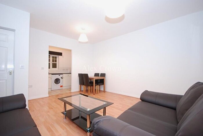 Flat To Rent In Brook Avenue, Edgware, HA8