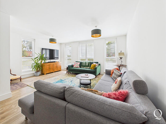 2 Bedroom Apartment For Sale In West Cliff Road, Bournemouth, BH2