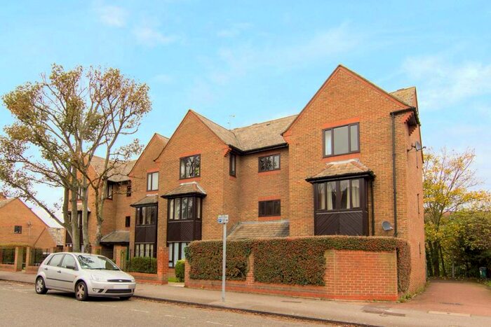 1 Bedroom Flat To Rent In Heron Court, Denmark Road, KT1