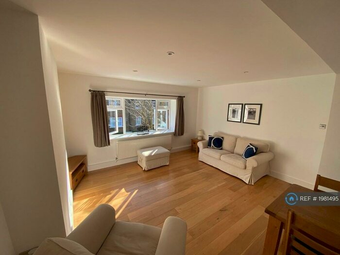 2 Bedroom Flat To Rent In Dolphin Close, Surbiton, KT6