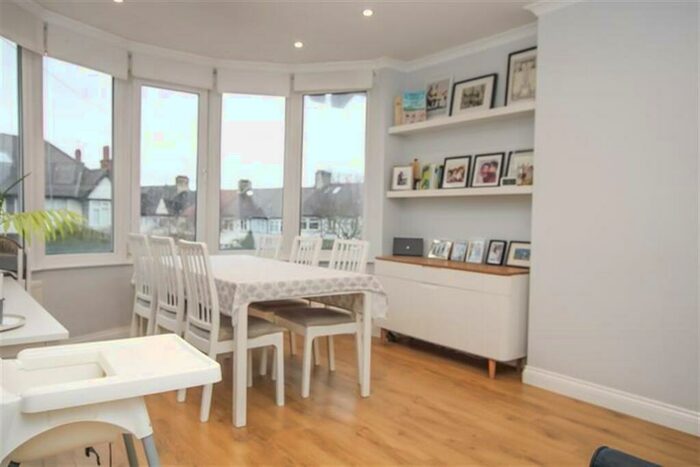 3 Bedroom Flat To Rent In Highfield Avenue, Golders Green, NW11