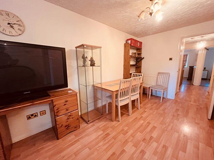 2 Bedroom Flat To Rent In Shaftesbury Gardens, Park Royal, NW10