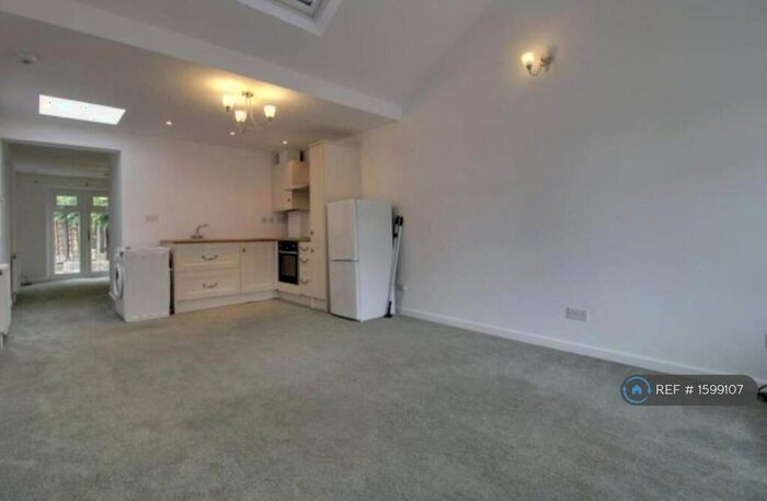 1 Bedroom Semi-Detached House To Rent In Lavenham Drive, Reading, RG5