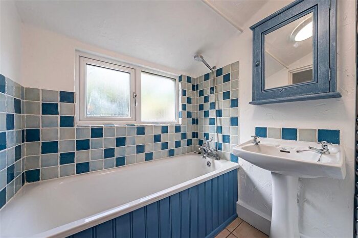 2 Bedroom Flat To Rent In Brightwell Crescent, London, SW17