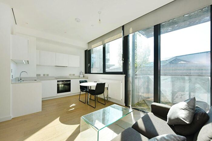 Apartment To Rent In Highgate Hill, London, N19