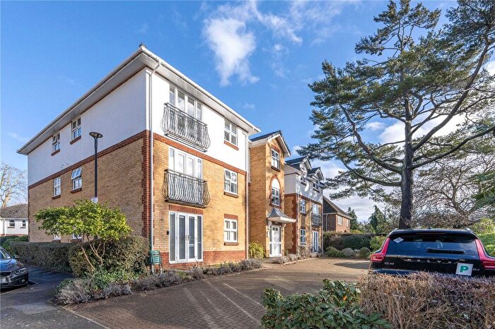 2 Bedroom Flat To Rent In Rosebank Close, Teddington, TW11