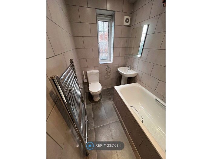 1 Bedroom Flat To Rent In Lyndhurst Court, London, E18