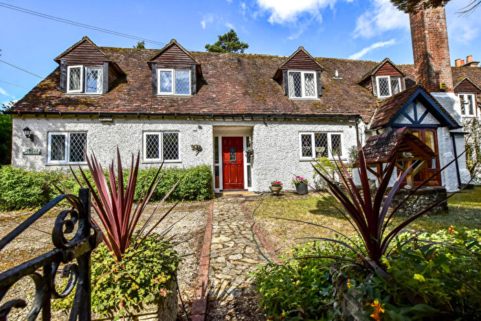 5 Bedroom Semi-Detached House For Sale In Mundaydean Lane Marlow, Buckinghamshire, SL7