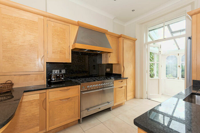 2 Bedroom Flat To Rent In Park Walk, Chelsea, SW10