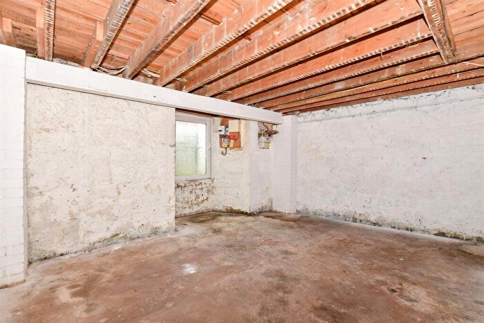 3 Bedroom End Of Terrace House For Sale In Beaconsfield Road, Maidstone, Kent, ME15
