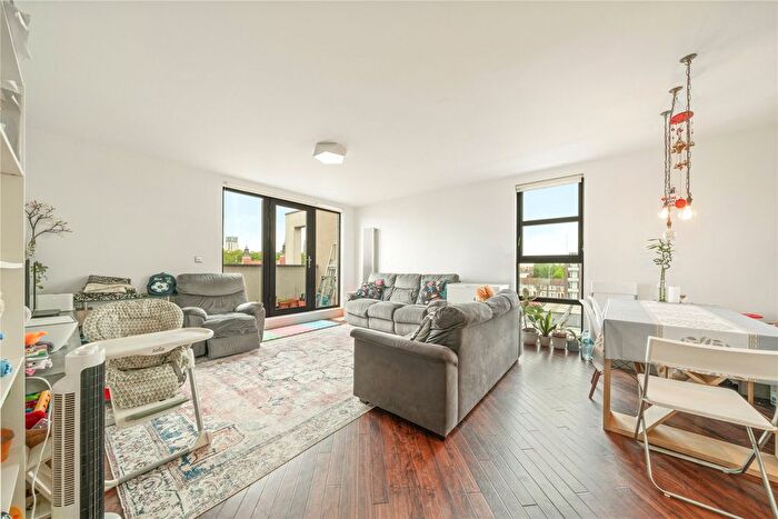 2 Bedroom Flat For Sale In Romford Road, London, E15