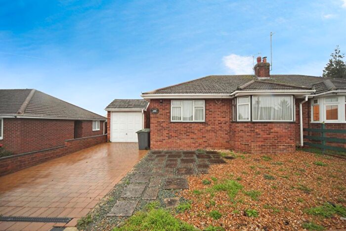 2 Bedroom Semi-Detached Bungalow For Sale In Matlock Crescent, Luton, LU4