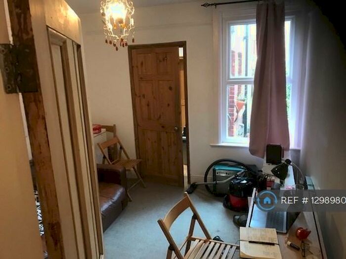 5 Bedroom Semi-Detached House To Rent In Sycamore Road, Guildford, GU1