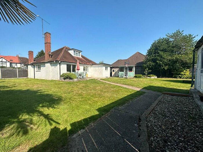 6 Bedroom Detached Bungalow To Rent In Slough, Berkshire, SL1