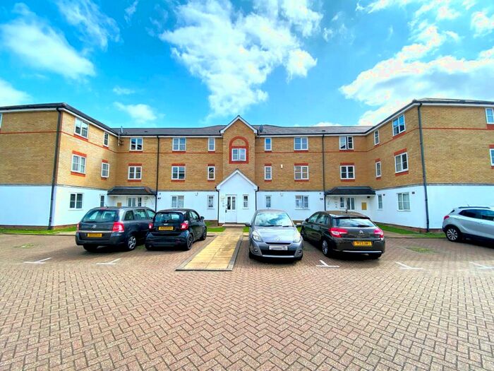 2 Bedroom Flat To Rent In Clarence Close, Barnet, EN4