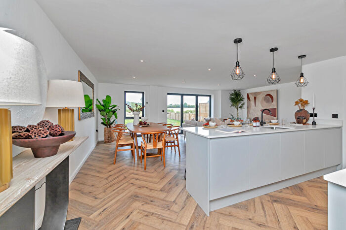 4 Bedroom End Of Terrace House For Sale In Aylesbury Road, Aylesbury, HP22